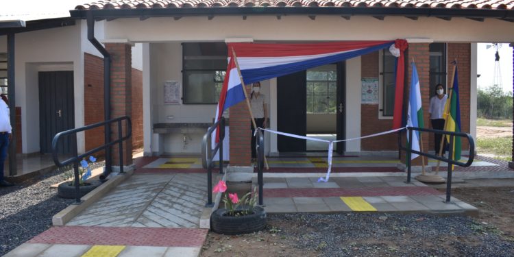 MEC inauguró aulas en Loma Plata