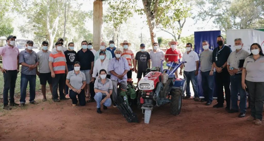 Brindan apoyo a productores mediante entrega de maquinarias agrícolas