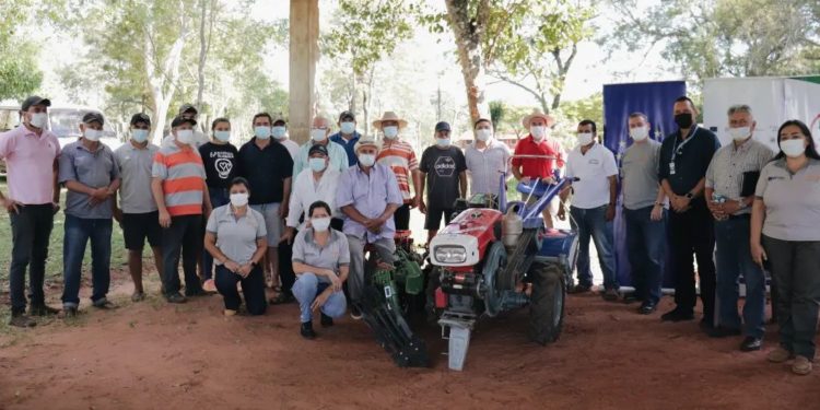 Brindan apoyo a productores mediante entrega de maquinarias agrícolas Brindan apoyo a productores mediante entrega de maquinarias agrícolas