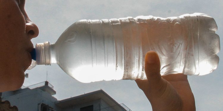 Ante ola de calor: Se recomienda hidratarse, protegerse del sol y comer saludable