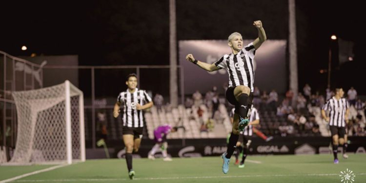 Libertad gana por la mínima y continúa como líder