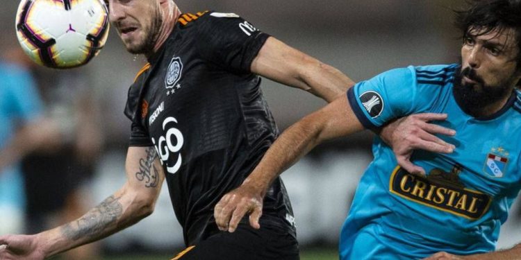 Antecedentes de Olimpia jugando en Perú