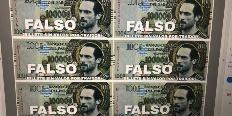 Billetes falsos para recibir a Roque Santa Cruz