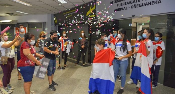 Ajedrecistas paraguayos agasajados en su retorno al país