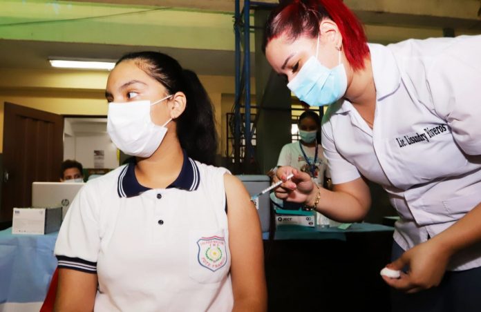 Ministro exhorta a la vacunación anticovid-19 con miras al inicio del año lectivo