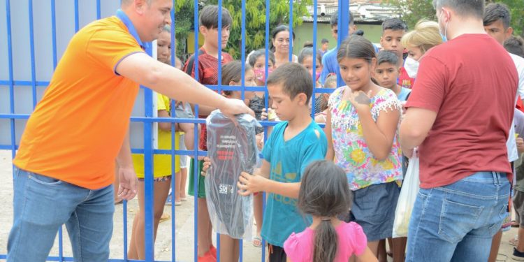 Donan mochilas a 400 niños de Ita Enramada