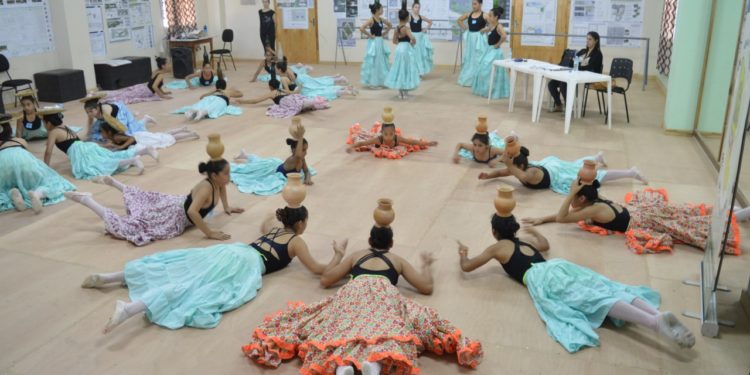 Invitan a inscribirse a los cursos de dibujo, pintura, danza y fútbol en Filadelfia