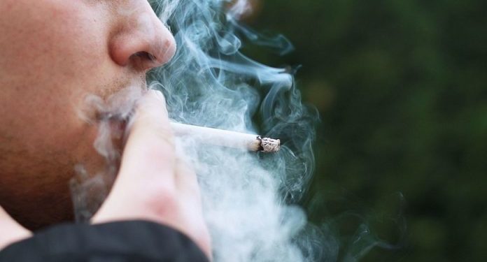 Presidente eleva del 18 al 20% el impuesto aplicado al tabaco