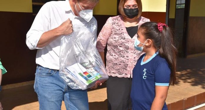MEC avanza con mejoras edilicias y distribución de útiles escolares