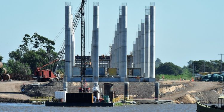 Resaltan la gran envergadura de las obras del puente Héroes Chaco Resaltan la gran envergadura de las obras del puente Héroes Chaco