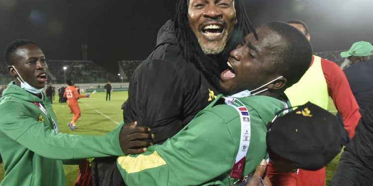 Camerún eliminó a Argelia con un gol sobre el final del tiempo extra Camerún eliminó a Argelia con un gol sobre el final del tiempo extra