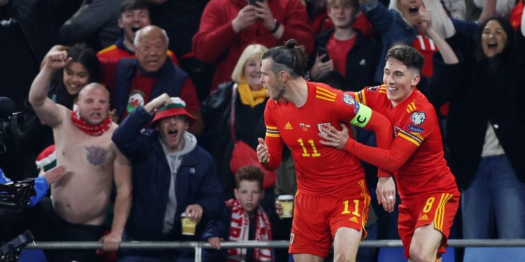 De la mano de Bale, Gales se aferra a Qatar 2022