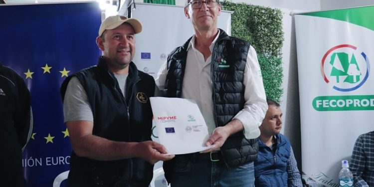 Materializan apoyo a productores mediante entrega de maquinarias a pequeña escala Materializan apoyo a productores mediante entrega de maquinarias a pequeña escala