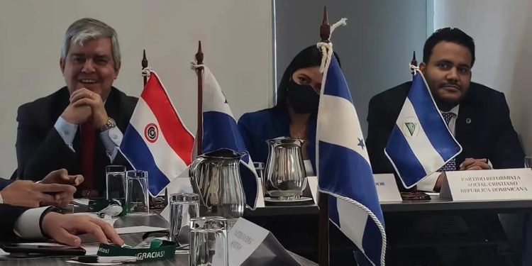 Senador participó de un importante encuentro en Defensa de la Democracia y la República