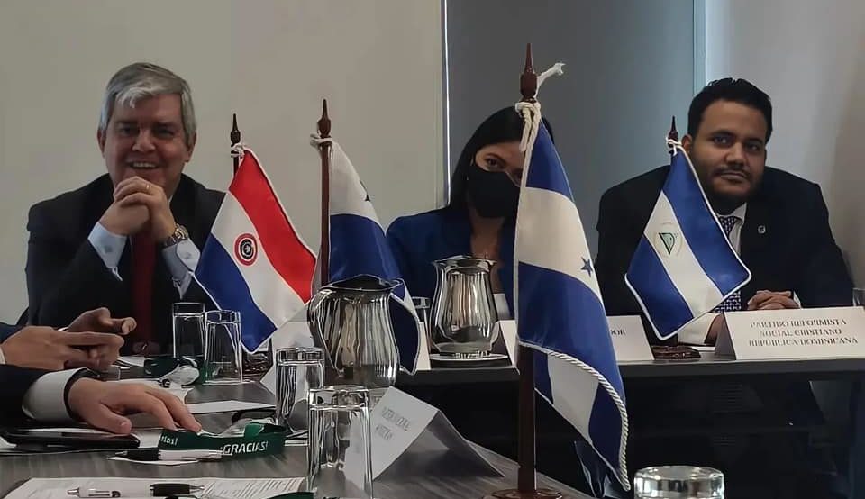 Senador participó de un importante encuentro en Defensa de la Democracia y la República