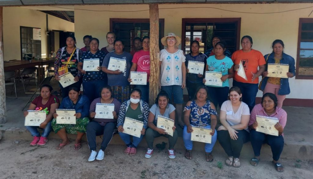 Mujeres indígenas se capacitaron mediante campamento en el Chaco Mujeres indígenas se capacitaron mediante campamento en el Chaco