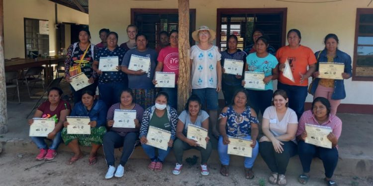 Mujeres indígenas se capacitaron mediante campamento en el Chaco Mujeres indígenas se capacitaron mediante campamento en el Chaco