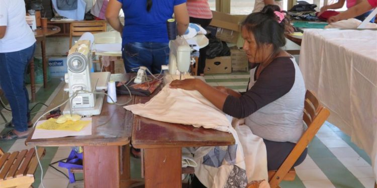 Realizan taller de capacitación para ayudantes de costura
