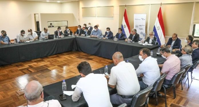 Sigue análisis de la propuesta para estabilizar precios de los combustibles