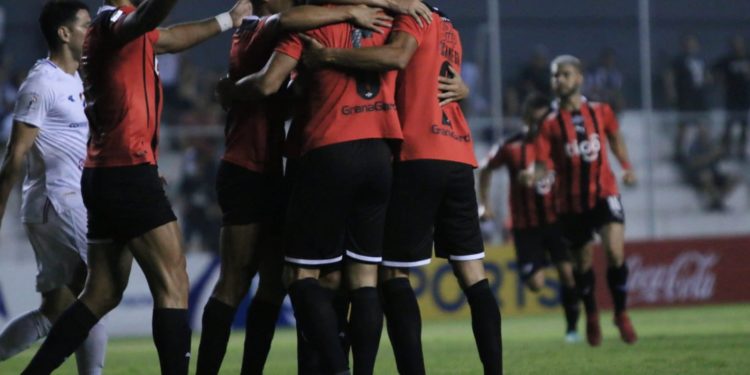 El Gumarelo goleó al Tricolor y se ubica como único puntero El Gumarelo goleó al Tricolor y se ubica como único puntero