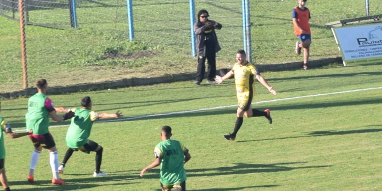 “Pinti” Álvarez convirtió en la victoria de Crucero del Norte “Pinti” Álvarez convirtió en la victoria de Crucero del Norte