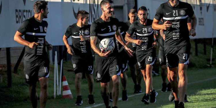 Cáceres tiene dudas para la formación del superclásico