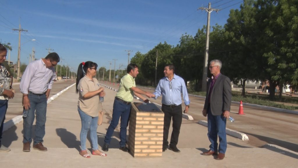 Inauguran pavimentación de calles, «no podemos vivir siempre entre el polvo», afirmó el Gobernador.