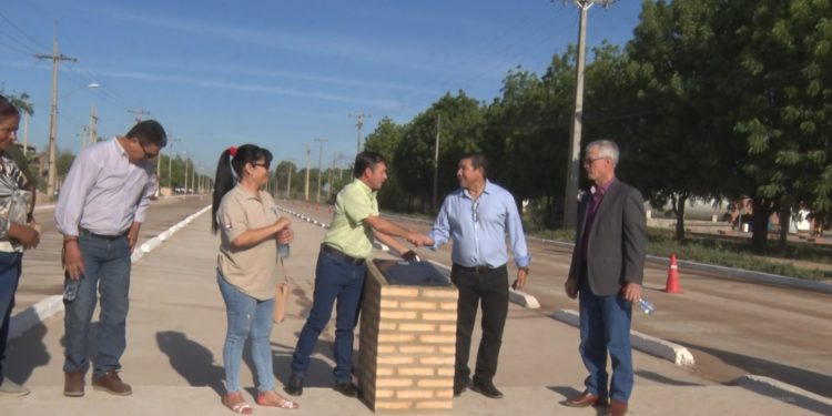 Inauguran pavimentación de calles, «no podemos vivir siempre entre el polvo», afirmó el Gobernador. Inauguran pavimentación de calles, «no podemos vivir siempre entre el polvo», afirmó el Gobernador.