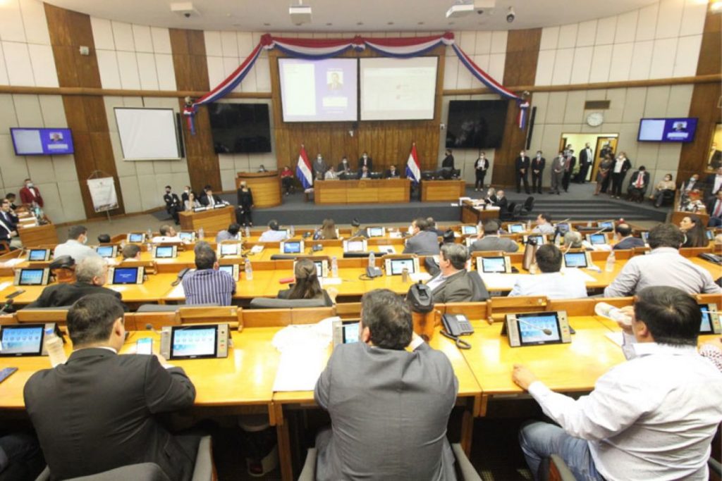 Grupo de diputados insistirá en mantener horario de verano durante todo el año