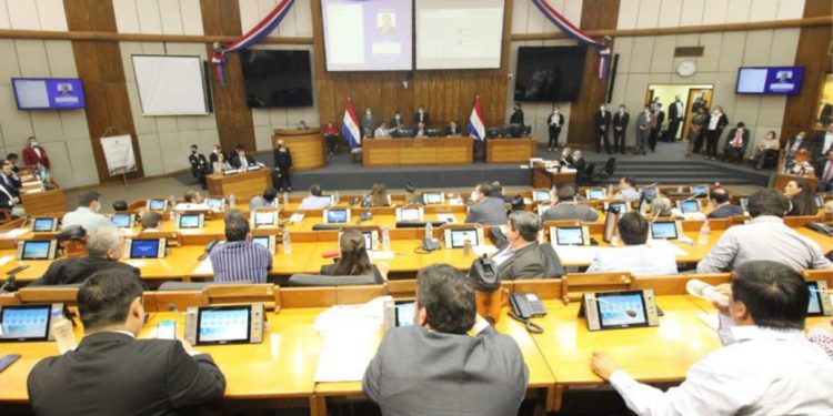 Grupo de diputados insistirá en mantener horario de verano durante todo el año