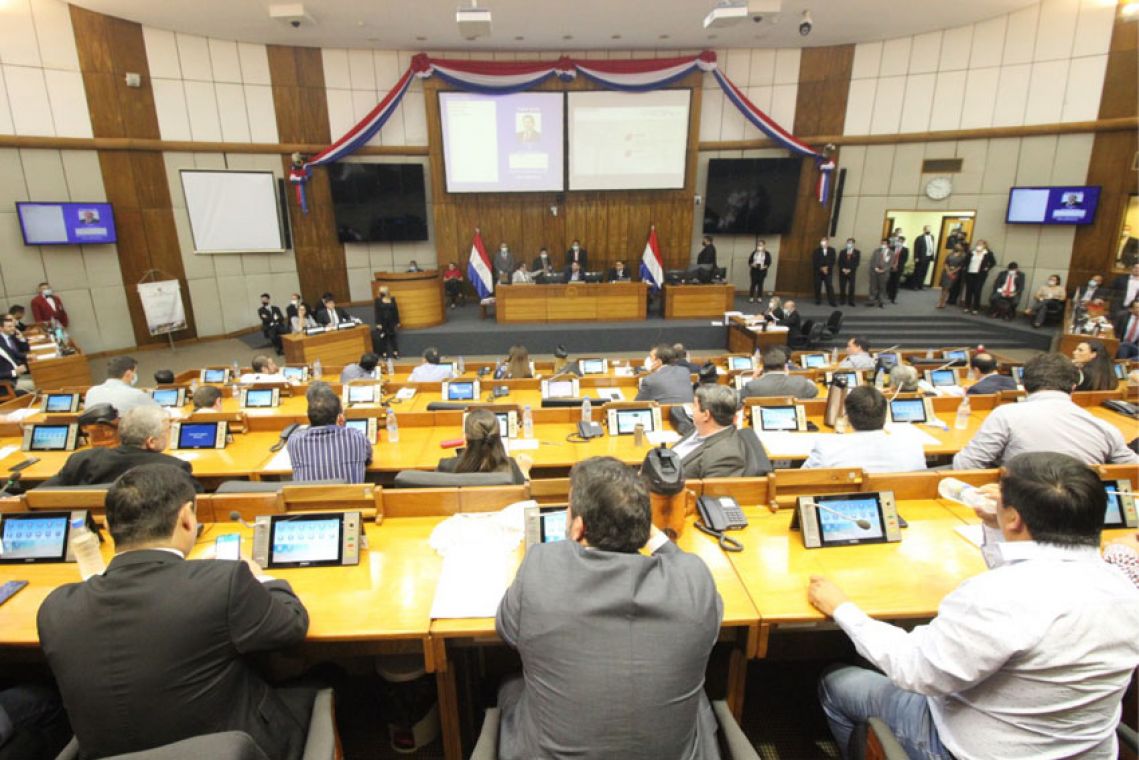 Grupo de diputados insistirá en mantener horario de verano durante todo el año