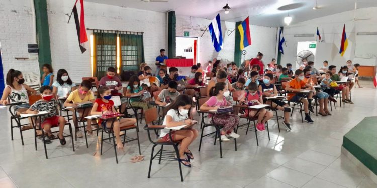 Brindan clases de inglés para niños de la comunidad de Ita Enramada