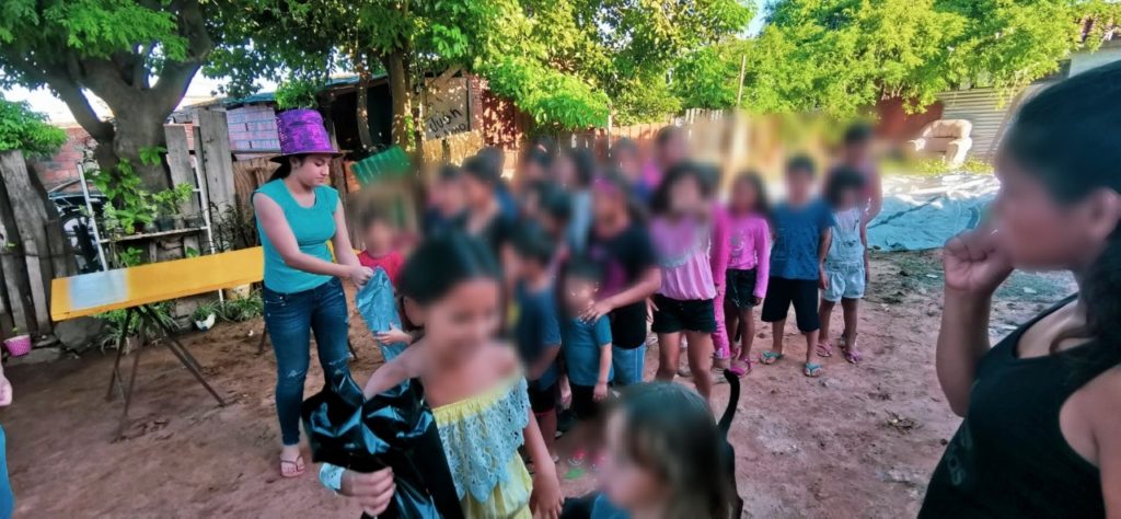 Realizan entrega de kids escolares a niños del bañado Tacumbú
