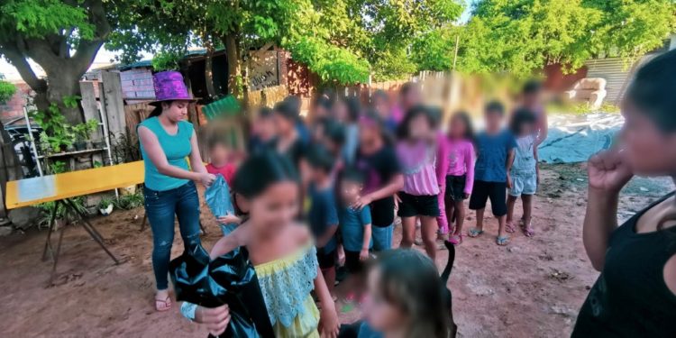 Realizan entrega de kids escolares a niños del bañado Tacumbú
