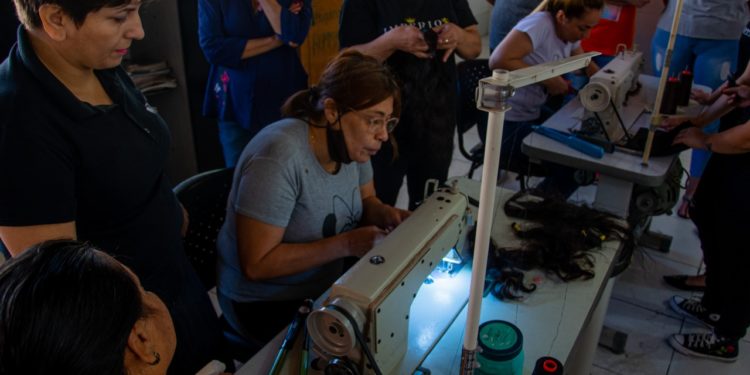 Mujeres privadas de libertad participan de taller de estética en pelucas.