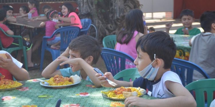 Transmiten esperanza por medio de comedor comunitario en Lambaré