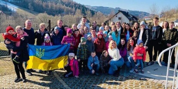 Mujer rescata a 31 niños huérfanos de Ucrania: «Ellos necesitan de ayuda»