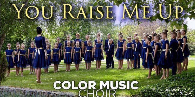 Un grupo de niños elevan sus voces por medio de un canto en Ucrania