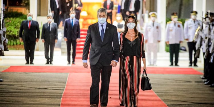 Mandatario viajó a los Emiratos Árabes Unidos para desarrollar nutrida agenda de actividades