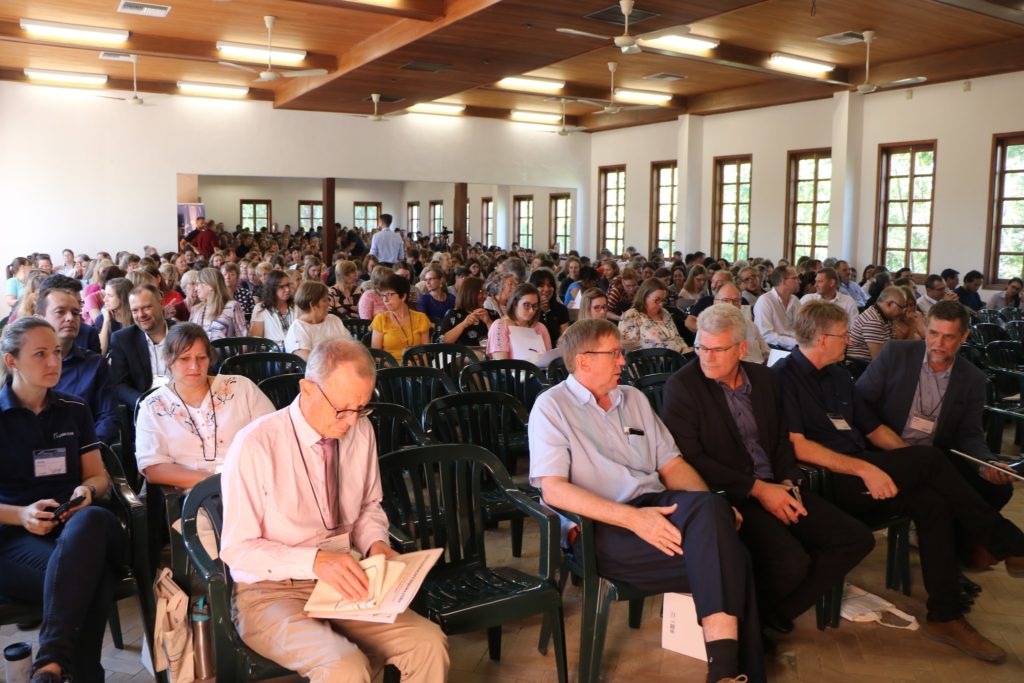 Realizan importante conferencia para maestros de escuelas y colegios menonitas del Paraguay