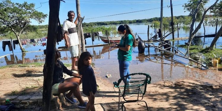Familias afectadas por inundación en Villa Florida reciben asistencia de Salud Pública