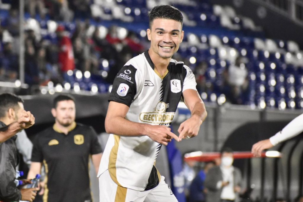 El “Tacua” tumbó al Ciclón y le impidió de ser el único líder del Apertura El “Tacua” tumbó al Ciclón y le impidió de ser el único líder del Apertura