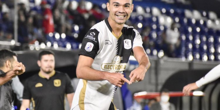 El “Tacua” tumbó al Ciclón y le impidió de ser el único líder del Apertura