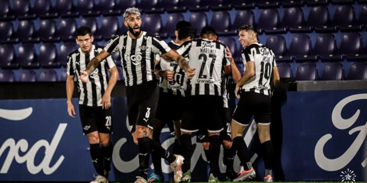 El Gumarelo cumplió de local y es el único puntero