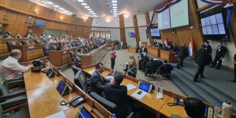 Grupo de diputados presenta proyecto para eliminar intermediarios en la compra de combustibles