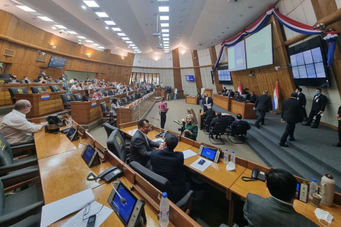 Grupo de diputados presenta proyecto para eliminar intermediarios en la compra de combustibles