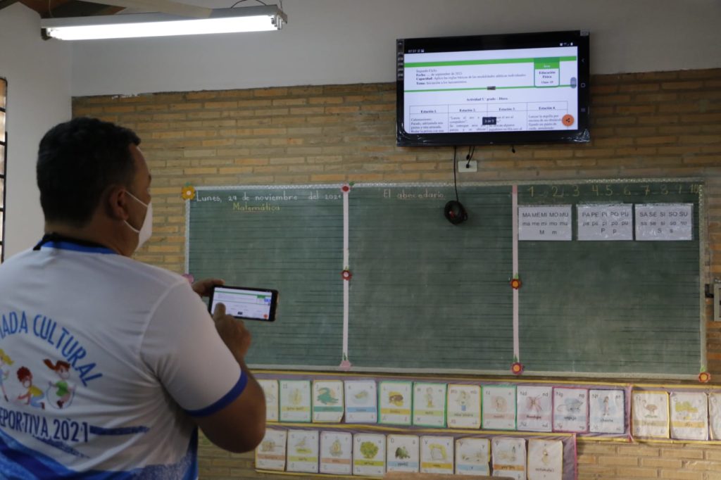 Jornada Escolar Extendida contempla dotación de tecnología para enseñanza en escuelas