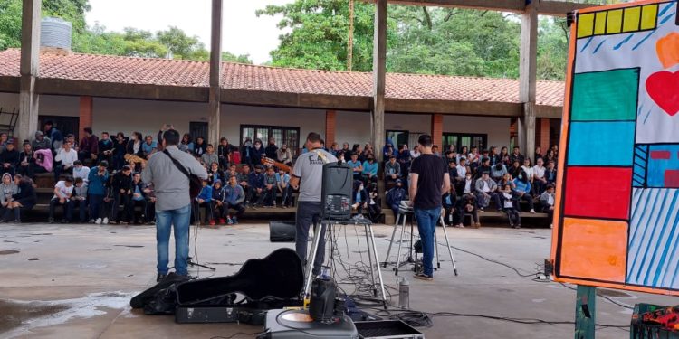 Fomentan valores y la cultura paraguaya a través de la música tradicional.