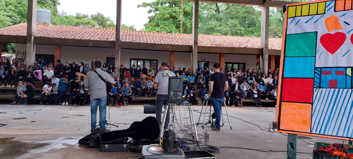 Fomentan valores y la cultura paraguaya a través de la música tradicional.