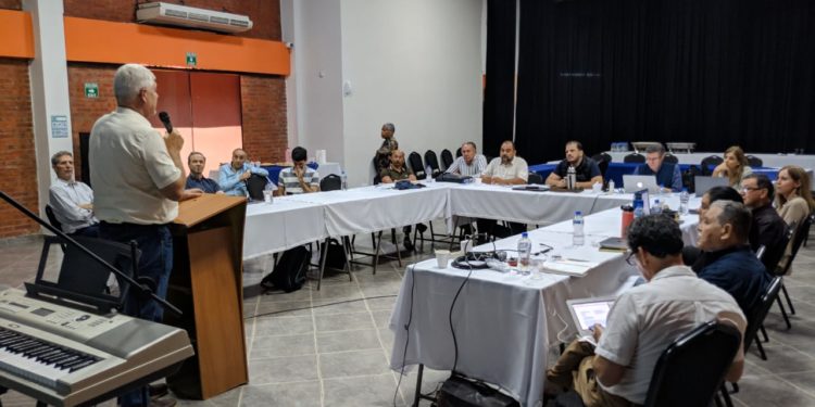 Arnaldo Wiens comparte su labor con miembros de la Alianza Evangélica Latina Arnaldo Wiens comparte su labor con miembros de la Alianza Evangélica Latina